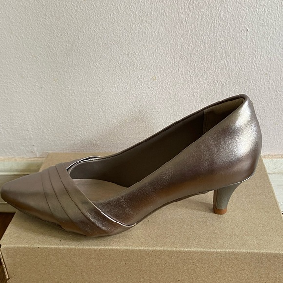 Clarks .. Ultra Matt Comfort Collection Pumps - Picture 3 of 7